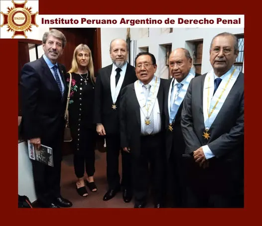 De izquierda a derecha: Prof. Dr. Ricardo Ángel Basílico, Prof. Dra. Patricia Gabriela Mallo, Prof. Dr. Iván Torres La Torre, Prof. Dr. Mario Amoretti Pachas, Prof. Dr. Moisés Tambini Del Valle y el Señor Decano del Ilustre Colegio de Abogados de Lima Dr. César Bazán Naveda, En Acto Académico con motivo del homenaje al Maestro y Jurista Moisés Tambini Del Valle.