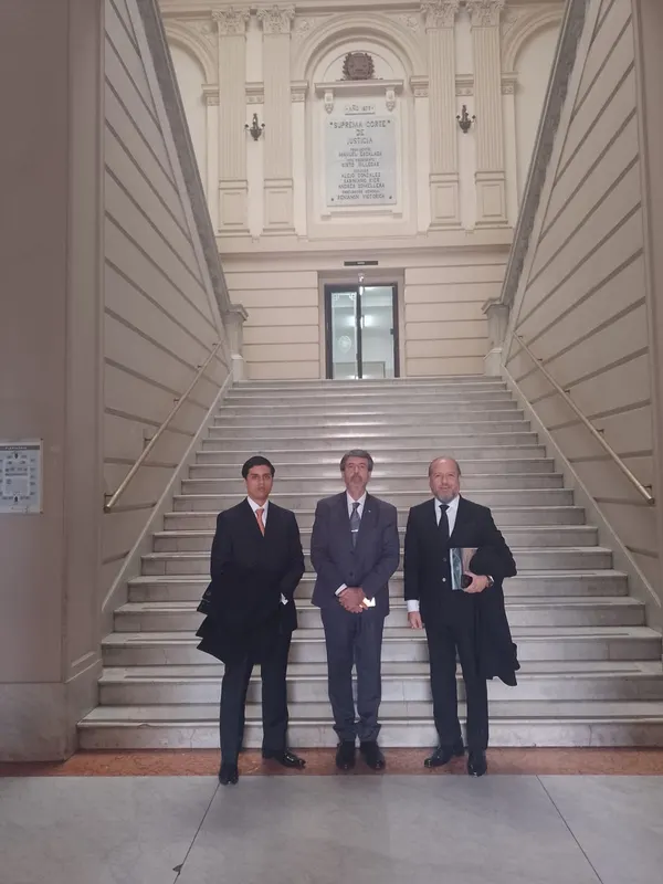 Maestro Iván Torres La Torre y Dr. Ricardo Ángel Basílico, presidentes en Perú y Argentina del Instituto Peruano Argentino de Derecho Penal, y Sebastían Torres de la Universidad de Buenos Aires en el Palacio de Justicia de La Plata - Argentina.