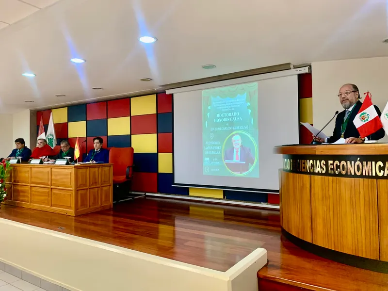Maestro Iván Torres La Torre, Presidente del Instituto Peruano Argentino de Derecho Penal - Capítulo Perú, oralizando la Laudatio Académica del Doctor Honoris Causa, profesor Juan Carlos Ferré Olivé.