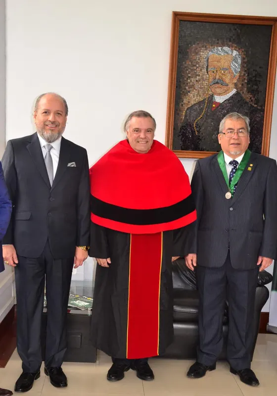 Incorporación como Doctor Honoris Causa al Dr. Juan Carlos Ferré Olivé por la Universidad Ricardo Palma, de izquierda a derecha: Maestro Iván Torres La Torre - Presidente del Instituto Peruano Argentino de Derecho Penal, Capítulo Perú, Profesor Juan Carlos Ferré Olivé - Doctor Honoris Causa y Dr. Jesús Manuel Prado Meza - Decano de la Facultad de Derecho y Ciencia Política de la URP.