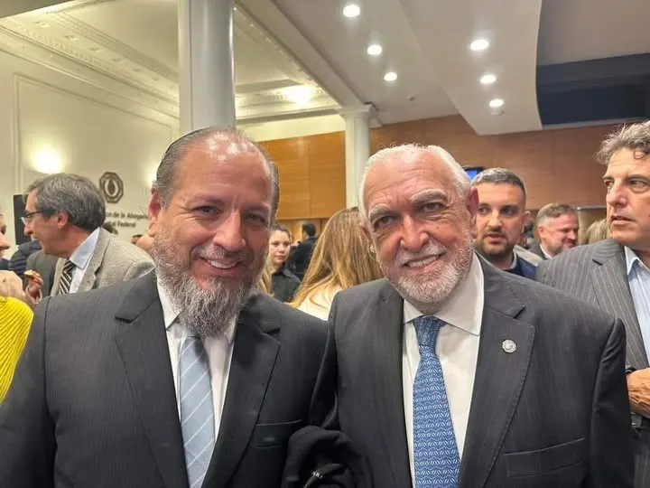 El Presidente del IPADEP Maestro Iván Torres La Torre con el Decano del Colegio de Abogados de Buenos Aires Maestro Ricardo Gil Lavedra, en el día de la juramentación. Buenos Aires, Argentina.
