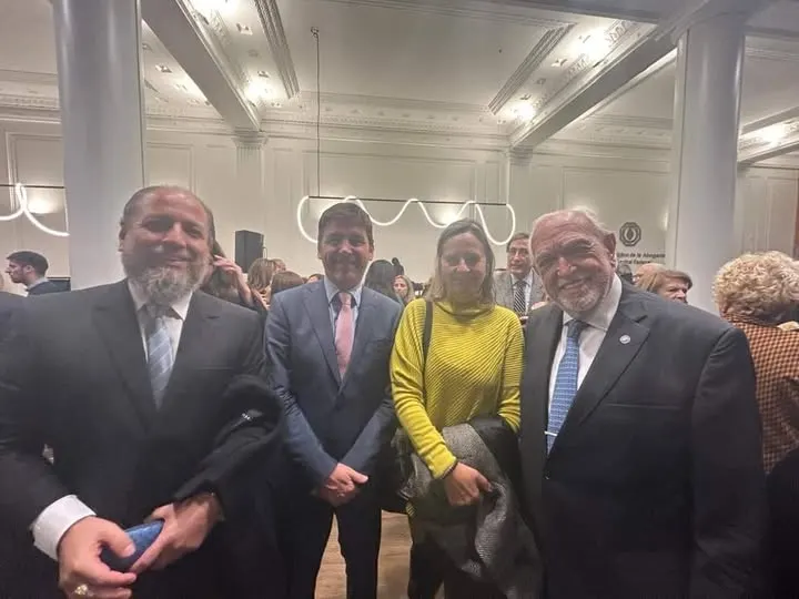 El Presidente del IPADEP Maestro Iván Torres La Torre con Andrés Basso Presidente de la Asociación de Magistrados , María Elena López Vicepresidente de la Asociación de Magistrados y Ricardo Gil Lavedra Decano del Colegio de Abogados de Buenos Aires.