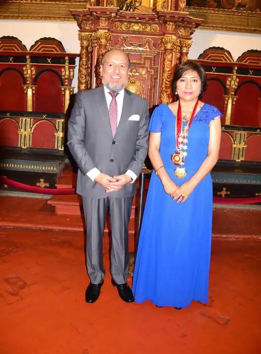 Maestro Iván Torres La Torre en compañía de la Dra. Rose Mary Parra de González, Presidente de la Corte Superior de Lima Este, quien fue incorporada como miembro honorífico del IPADEP en ceremonia solemne.
