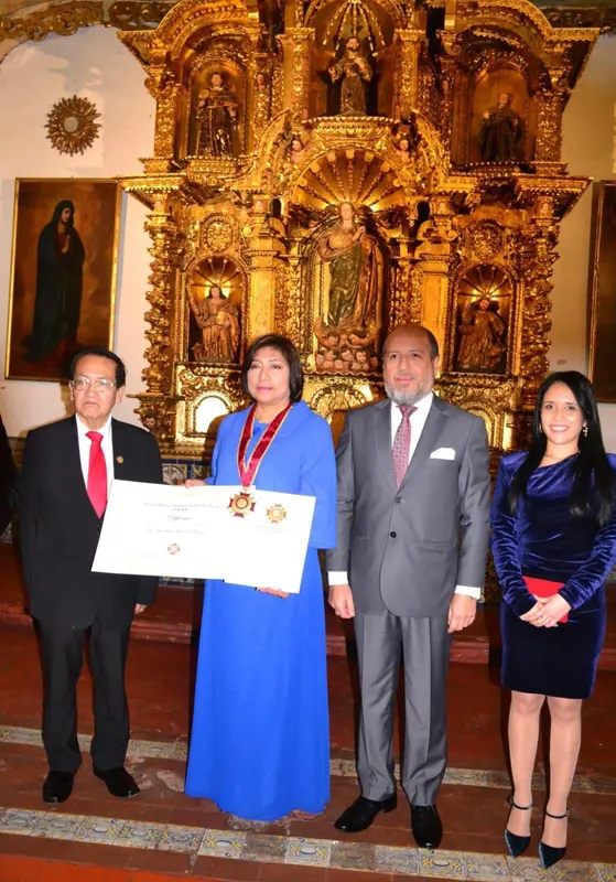 Maestro Iván Torres La Torre y miembros del IPADEP, luego de incorporar a la presidente de la Corte de Lima Este como miembro honorífico, en ceremonia solemne.