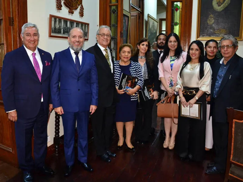 Parte del equipo del IPADEP en Conferencia Magistral: “Perú - España Doscientos Años Después” compartiendo momentos con el Embajador Luis Mendivil Canales y la Ex Presidenta del Congreso Luz Salgado Rubianes. (Viernes, 13 de diciembre de 2024)