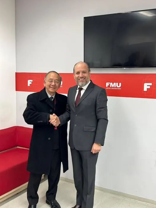 Maestro Iván Torres La Torre, con el profesor Jorge Shiguemitsu Fujita, Decano de la FMU - Facultad de Derecho.
