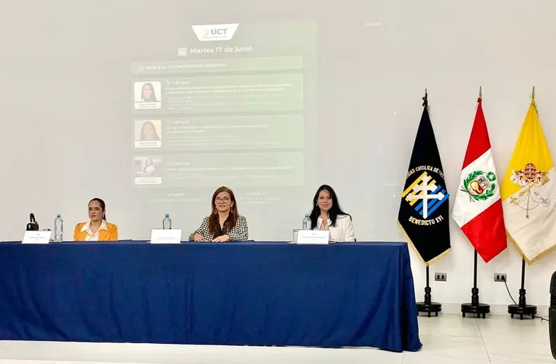 Mg. Marlene Castro Arroyo y Mg. Giovanna Abad Saldaña - miembros del IPADEP en mesa de honor con la Mg. Betsy Cárdenas García - Decana de la Facultad de Derecho y Ciencias Políticas de la Universidad Católica de Trujillo con ocasión de la Semana Jurídica.