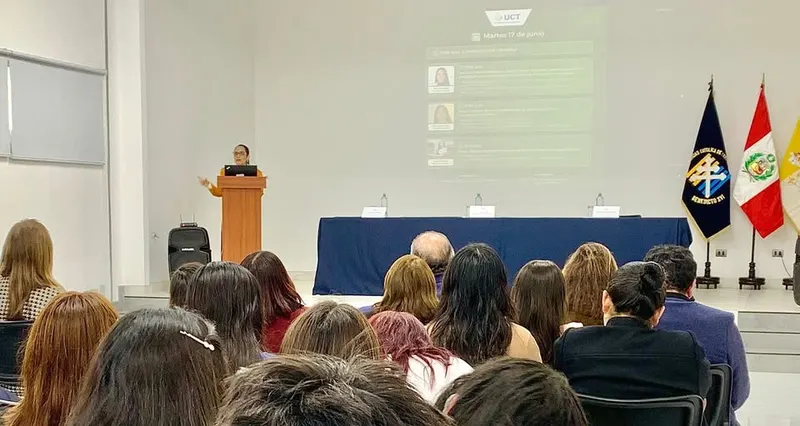 Magnífica conferencia de la Mg. Marlene Castro Arroyo "Adolescentes ante la justicia penal ordinaria: Desafíos procesales y tensiones con el derecho internacional de los Derechos Humanos" en la Universidad Católica de Trujillo.
