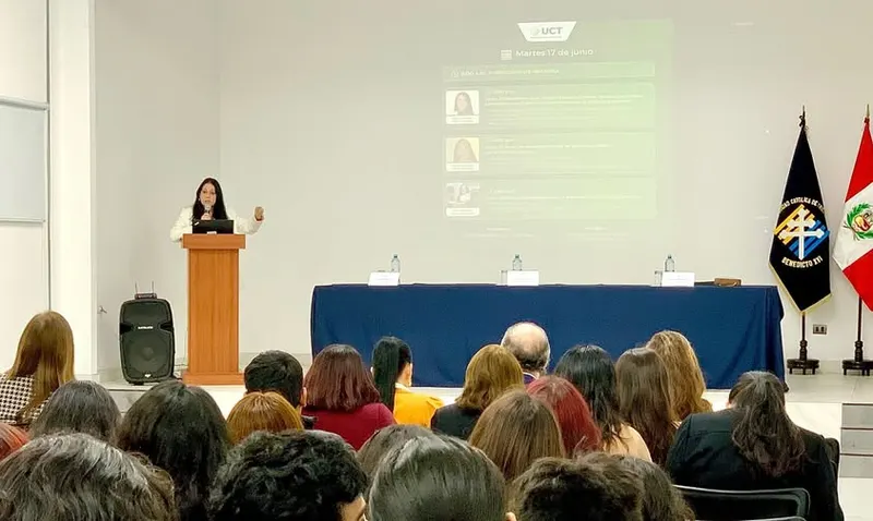 Magnífica conferencia de la Mg. Giovanna Abad Saldaña "El deber del cumplimiento de las personas jurídicas y la gestión de riesgos" en la Universidad Católica de Trujillo.
