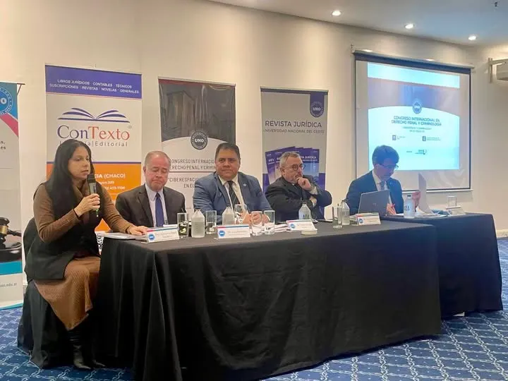 Extraordinaria conferencia de la Dra. Giovanna Abad Saldaña titulada "Gobierno Corporativo y Compliance Penal: El Nuevo Paradigma Jurídico" en la segunda jornada del Congreso Internacional de Derecho Penal organizado por la Universidad Nacional del Oeste (UNO) en la Ciudad de Buenos Aires.