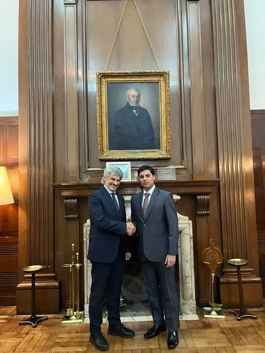 Sebastián Torres con la presencia del Dr. Leandro Vergara Decano de la Facultad de Derecho UBA.