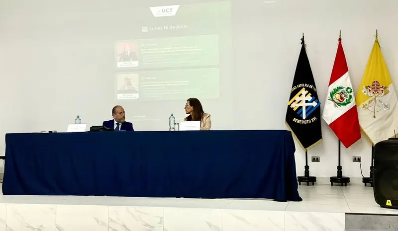 Maestro Iván Torres La Torre en mesa de honor con la Mg. Betsy Cárdenas García - Decana de la Facultad de Derecho y Ciencias Políticas de la Universidad Católica de Trujillo con ocasión de la Semana Jurídica.