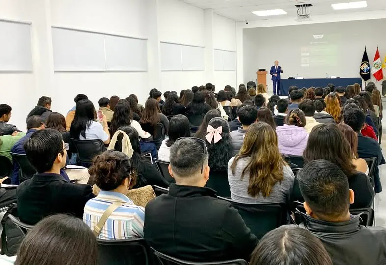 Extraordinaria concurrencia de los jóvenes universitarios a la conferencia magistral del Maestro Iván Torres La Torre con ocasión de la semana jurídica de la Facultad de Derecho y Ciencias Políticas de la Universidad Católica de Trujillo.