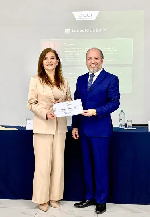 Maestro Iván Torres La Torre recibe reconocimiento por su extraordinaria conferencia con ocasión de la Semana Jurídica de la Facultad de Derecho y Ciencias Políticas de la Universidad Católica de Trujillo.