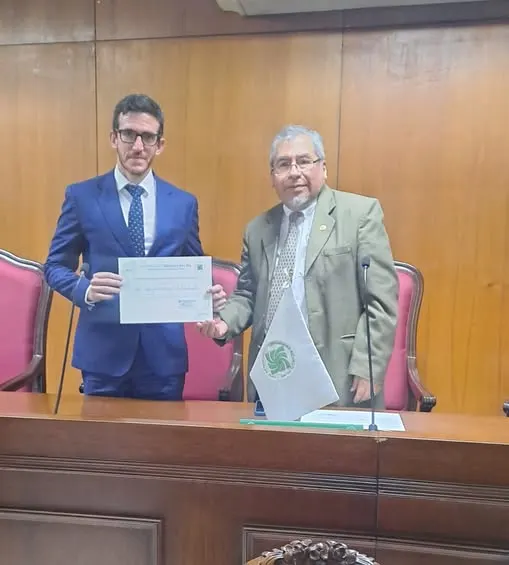 Dr. Agustín Gabriel Labombarda - Docente de Derecho Penal de la Universidad de Buenos Aires, Argentina recibe reconocimiento por su extraordinaria conferencia de parte del Dr. Jesús Manuel Prado Meza - Decano de la Facultad de Derecho y Ciencias Políticas de la Universidad Ricardo Palma.
