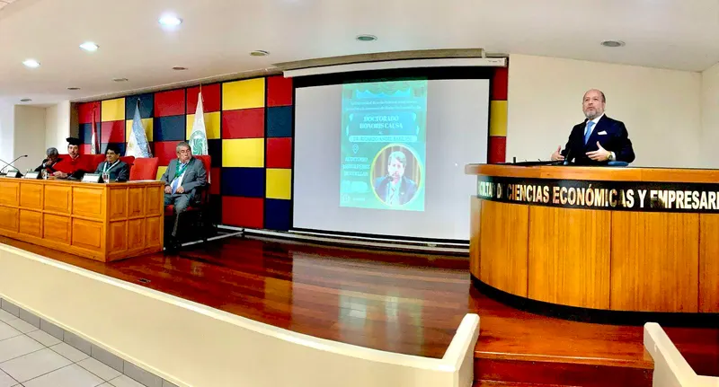 Maestro Iván Torres La Torre, Presidente del Capítulo Perú del Instituto Peruano Argentino de Derecho Penal, oralizando la Laudatio Académica del Doctor Honoris Causa, Profesor Doctor Ricardo Ángel Basílico.