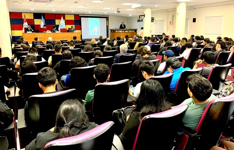 Extraordinaria concurrencia de los jóvenes universitarios de la Universidad Ricardo Palma al Doctorado Honoris Causa organizado por el IPADEP, presidida por el Maestro Iván Torres La Torre, Presidente del Capítulo Perú.