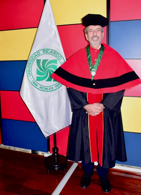 Doctor Honoris Causa, Profesor Doctor Ricardo Ángel Basílico, ataviado con la indumentaria Doctoral Honoris Causa por la Universidad Ricardo Palma.
