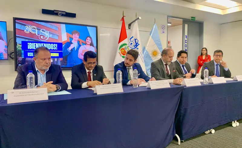 Extraordinaria mesa de honor en el Acto Académico Internacional Nuevos Desafíos y tendencias en el Derecho Constitucional Penal en la Universidad San Ignacio de Loyola con ocasión de la visita del Dr. Leandro Abel Martínez - Subdirector de Posgrado de la Universidad de Buenos Aires, Argentina.