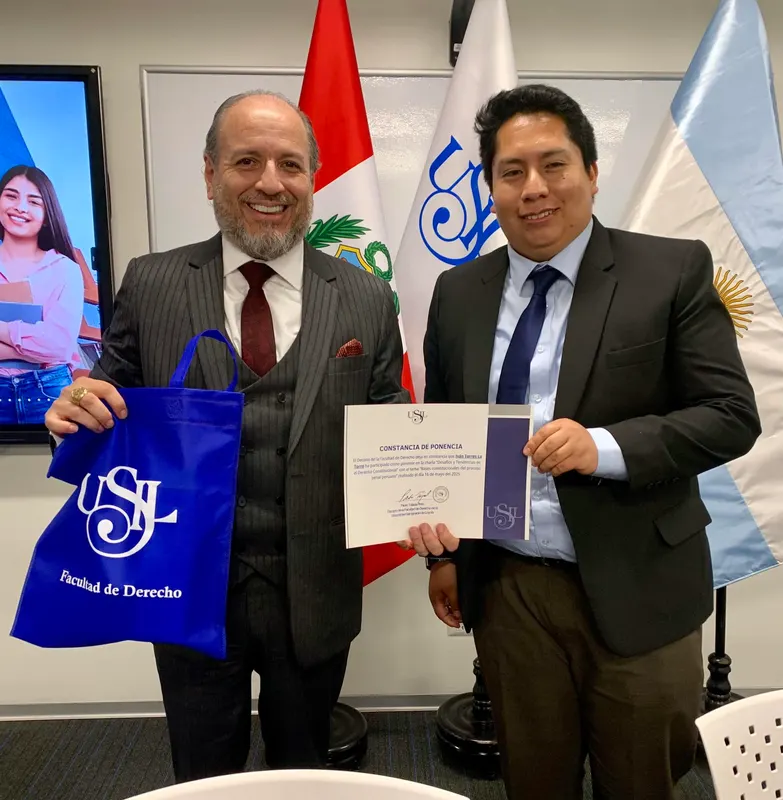 Maestro Iván Torres La Torre recibe reconocimiento por su extraordinaria conferencia.