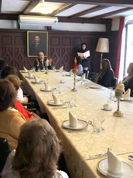 Maestro Iván Torres La Torre, presidente del Capítulo Perú del Instituto Peruano Argentino de Derecho Penal ofreciendo las palabras de bienvenida a los integrantes de la primera Comisión de Organización y Difusión de Actos Académicos Nacionales e Internacionales del IPADEP en el histórico Club de la Unión. Lima, 22 de mayo de 2025.