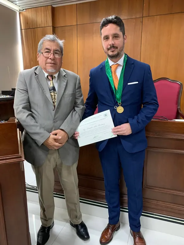 Dr. Leandro Abel Martínez - Subdirector de posgrado de la Universidad de Buenos Aires, Argentina recibe reconocimiento por su extraordinaria conferencia de parte del Dr. Jesús Manuel Prado Meza - Decano de la Facultad de Derecho y Ciencia Política de la Universidad Ricardo Palma.