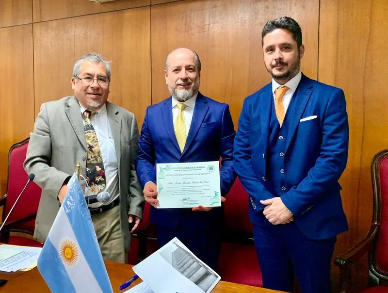 Maestro Iván Torres La Torre - Presidente Capítulo Perú del Instituto Peruano Argentino de Derecho Penal recibe reconocimiento por su magnífica conferencia de parte del Dr. Jesús Manuel Prado Meza - Decano de la Facultad de Derecho y Ciencia Política de la Universidad Ricardo Palma.