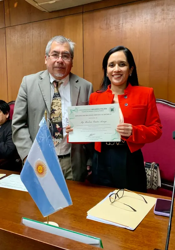 Magíster Marlene Castro Arroyo recibe reconocimiento por su extraordinaria conferencia.