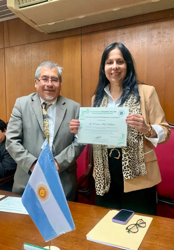 Magíster Giovanna Abad Saldaña recibe reconocimiento por su extraordinaria conferencia.