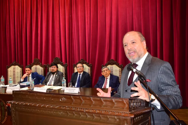Brillante conferencia del Maestro Iván Torres La Torre - Presidente Capítulo Perú del Instituto Peruano Argentino de Derecho Penal.