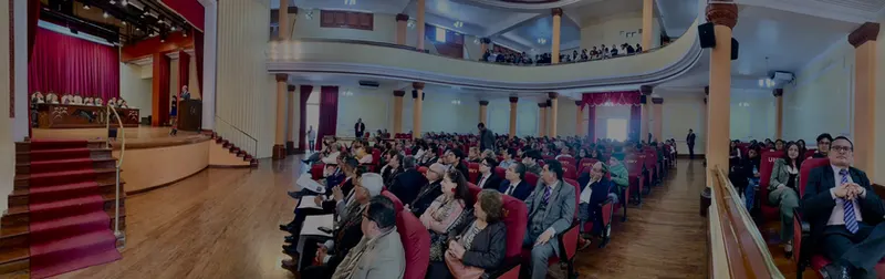 Auditorio con académicos y estudiantes en un acto del IPADEP